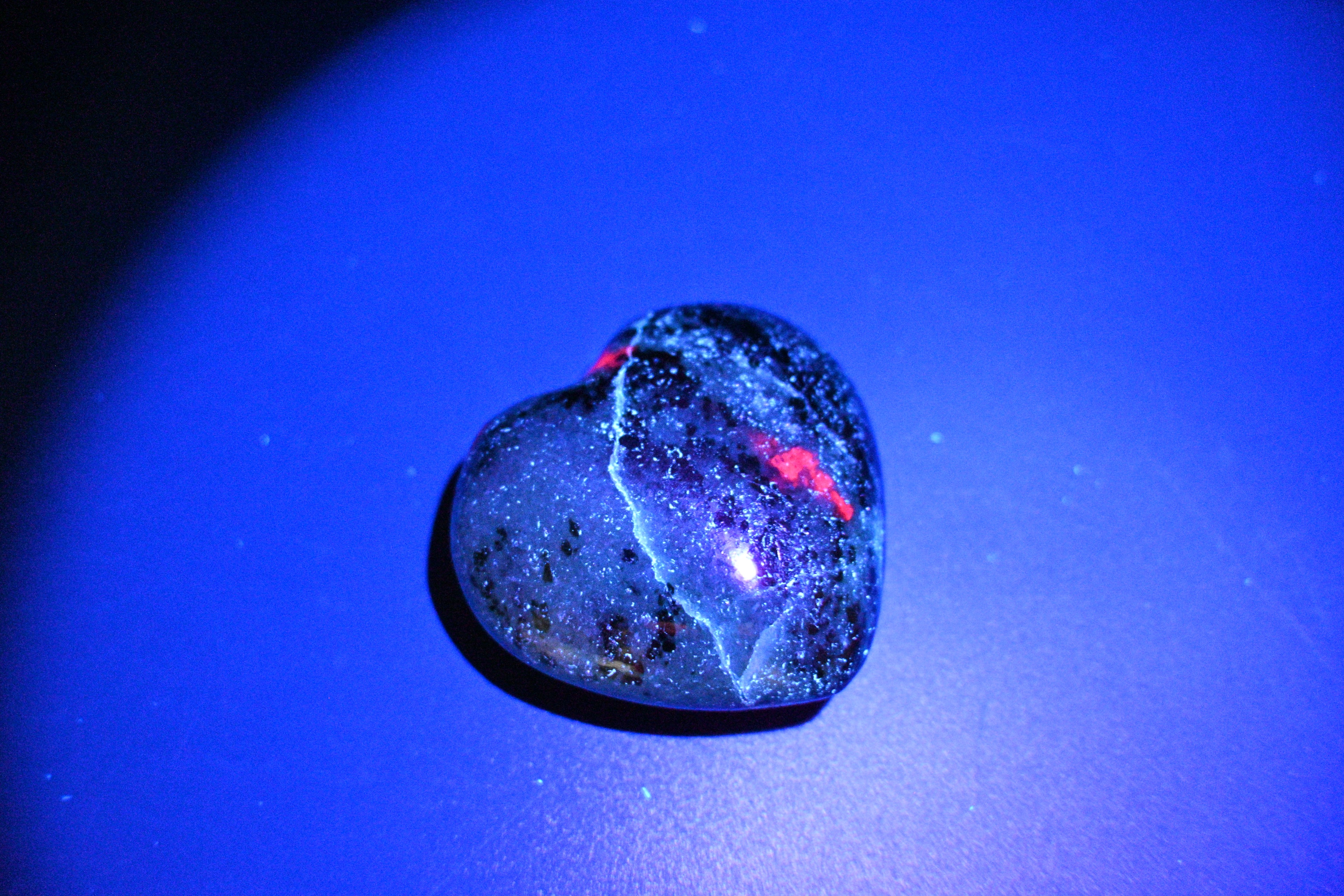 Kammerite Heart - UV Reactive